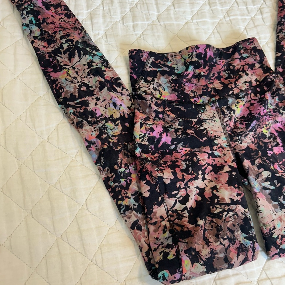 Lululemon leggings size 2 - Picture 4 of 8